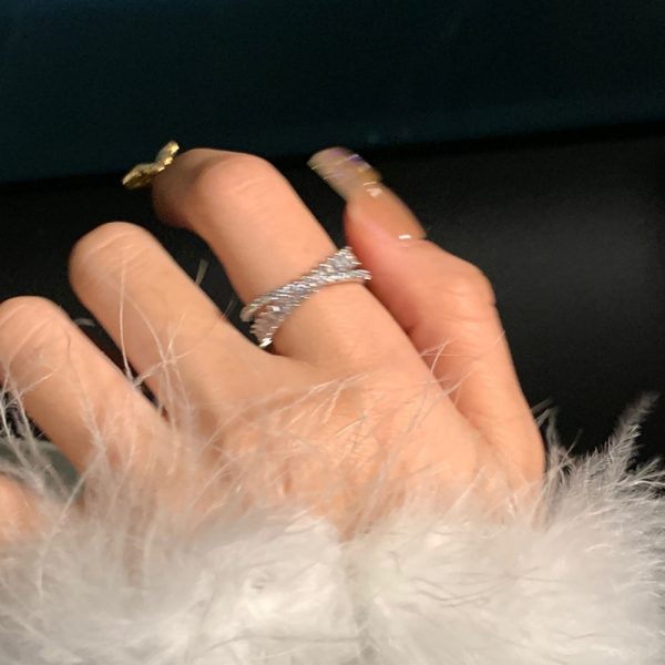 精緻時尚交叉鑲鑽戒指女小眾設計時尚輕奢高級感素圈指環：圖片 5