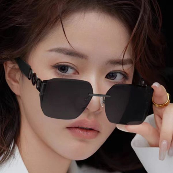新款曲面無框墨鏡女高級感鏤空設計眼鏡框網紅同款個性顯瘦太陽眼鏡：圖片 2